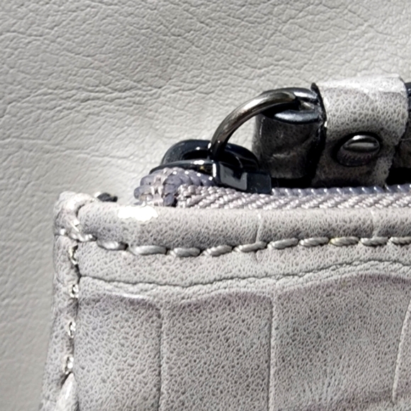 Elegant Simply Vera Gray Shoulder Bag with Croc-Embossed Design - Picture 10 of 12